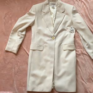 New Worthington white coat, size 6, 100% polyester, 2 pockets, plain hem.